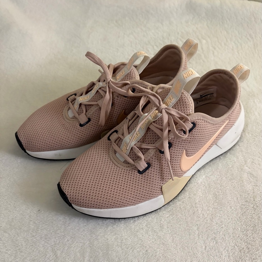 Nike Women's Blush Pink Athletic Shoes Sz‎ 7.5